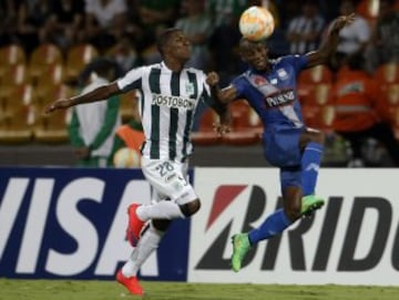 MED702. MEDELLÍN (COLOMBIA), 14/05/2015.- El jugador de Atlético Nacional Orlando Berrio (i) disputa el balón con el jugador de Emelec Oscar Bagui (d) hoy, jueves 14 de mayo de 2015, durante su partido de la Copa Libertadores en Medellín (Colombia). EFE/LUIS EDUARDO NORIEGA.