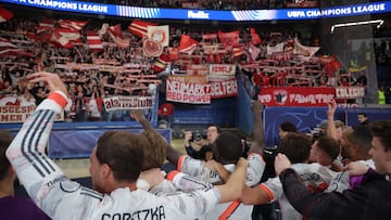 Los jugadores del Bayern celebran la victoria ante el PSG con sus aficionados.