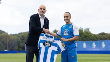 Luismi Cruz posa con la camiseta del Depor junto a Fernando Soriano.