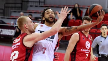 Pierria Henry, del TD Systems Baskonia, entra a canasta ante la defensa de Tryggvi Hlinason, del Casademont Zaragoza.