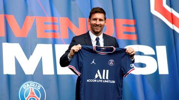 Lionel Messi posa con su camiseta del PSG