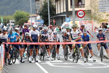 Las mejores im¨¢genes de la 17? etapa de la ronda espa?ola de 185 Km que ha transcurrido entre la localidad de Unquera y los Lagos de Covadonga. En la foto, momentos antes del inicio de etapa.