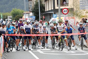 Las mejores imágenes de la 17ª etapa de la ronda española de 185 Km que ha transcurrido entre la localidad de Unquera y los Lagos de Covadonga. En la foto, momentos antes del inicio de etapa. 