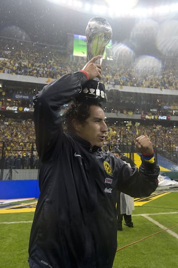 El canterano de Pumas consiguió con los auriazules el título de liga en el Clausura 2009 y emigró al viejo continente después del Mundial de Sudáfrica 2010. Con el Celtic de Escocia logró la liga y la copa de aquel país. Tuvo un breve paso con el Real Zaragoza de España y en 2012 regresó a México, ahora con América. Con Las Águilas regresó a alzar el título del Fútbol Mexicano en el Clausura 2013.