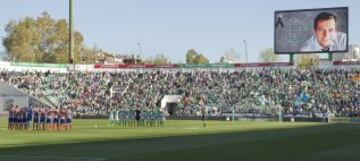 Los jugadores del Betis y del Atlético de Madrid guardan un minuto de silencio por el fallecimiento de Adolfo Suárez en el Benito Villamarín.