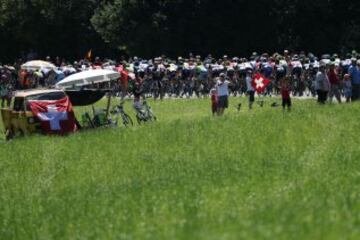 El pelotón recorriendo los 184 km de la etapa de hoy. 