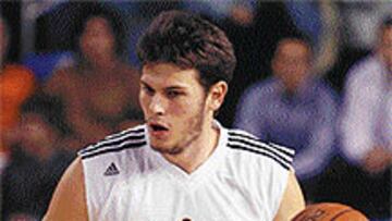 <b>EXCELENTE.</B> El griego Fotsis cumplió ayer un soberbio partido.