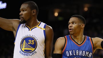 OAKLAND, CA - JANUARY 18: Kevin Durant #35 of the Golden State Warriors and Russell Westbrook #0 of the Oklahoma City Thunder point in different directions after the ball went out of bounds at ORACLE Arena on January 18, 2017 in Oakland, California. NOTE TO USER: User expressly acknowledges and agrees that, by downloading and or using this photograph, User is consenting to the terms and conditions of the Getty Images License Agreement. Ezra Shaw/Getty Images/AFP
== FOR NEWSPAPERS, INTERNET, TELCOS & TELEVISION USE ONLY ==