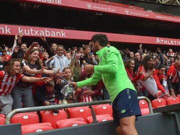 Raúl García saluda a los aficionados. 