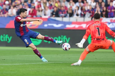 El jugador del Barcelona, Lewandowski, trata de batir al portero del Alavés, Severa. 
 

