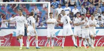 Isco celebra con el equipo el 0-5.
