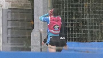 &Aacute;lvaro Rey se retir&oacute; del entrenamiento del Deportivo con una posible lesi&oacute;n muscular.