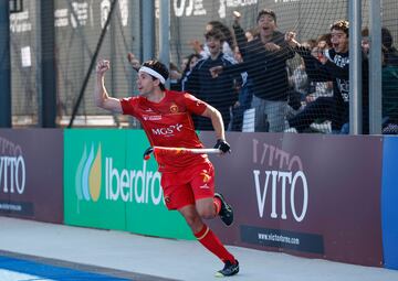 Quique González festeja el tercer tanto, ante la joven grada de Beteró.