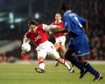 En 1994, el centrocampista del Arsenal admitió su adicción al consumo de cocaína, alcohol y al juego. Merson era uno de los jugadores más talentosos de la Premier e internacional absoluto con Inglaterra. El '10' gunner recurrió a la Federación inglesa, que lo introdujo en un programa de rehabilitación. En 1995 volvió a los terrenos de juego y siguió en el Arsenal dos años más. Tras su retirada, en 2011 protagonizó un incidente al dar positivo en un control de alcoholemia después de tener un accidente con su coche. En la actualidad, es colaborador del medio británico Sky Sports.