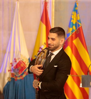 Ilia Topuria durante la recepción oficial en el Salón Azul de la Casa Consistorial en Alicante.