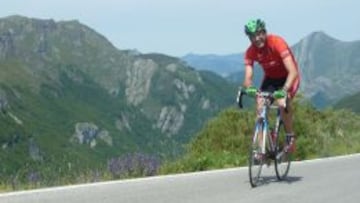 DANDO EJEMPLO. Javier Guill&eacute;n, director general de la Vuelta a Espa&ntilde;a, escal&oacute; ayer los 16,8 km de La Farrapona con los cicloturistas de Somiedo.
 