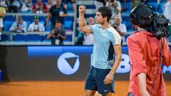 UMAG (CROACIA), 28/07/2022.- El tenista español Carlos Alcaraz celebra la victoria ante Norbert Gombos, al término del partido de octavos de final del torneo de Umag disputado este jueves en Croacia. EFE/Open de Umag ***SÓLO USO EDITORIAL, PERMITIDO SU USO SÓLO EN RELACIÓN A LA INFORMACIÓN QUE APARECE EN EL PIE DE FOTO, CRÉDITO OBLIGATORIO***
