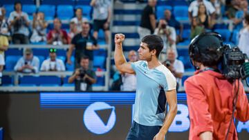 UMAG (CROACIA), 28/07/2022.- El tenista español Carlos Alcaraz celebra la victoria ante Norbert Gombos, al término del partido de octavos de final del torneo de Umag disputado este jueves en Croacia. EFE/Open de Umag ***SÓLO USO EDITORIAL, PERMITIDO SU USO SÓLO EN RELACIÓN A LA INFORMACIÓN QUE APARECE EN EL PIE DE FOTO, CRÉDITO OBLIGATORIO***
