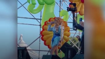 Paulina Rubio homenajea a su madre fallecida en el Long Beach Pride de EU