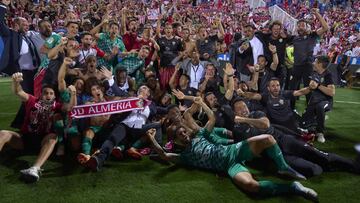 Jugadores y cuerpo técnico del Almería celebran el ascenso a la Liga Santander y el título de Segunda tras el partido de LaLiga SmartBank contra el Leganés.