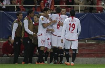 Sevilla-Maribor. 2-0. Gameiro celebra el segundo tanto con sus compañeros.