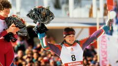 Blanca Fern&aacute;ndez Ochoa saluda desde el podio tras conseguir la medalla de bronce en la prueba de eslalon gigante en los Juegos Ol&iacute;mpicos de Invierno de Albertville (Francia).