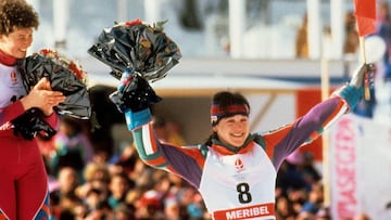 Blanca Fernández Ochoa saluda desde el podio tras conseguir la medalla de bronce en la prueba de eslalon gigante en los Juegos Olímpicos de Invierno de Albertville (Francia).
