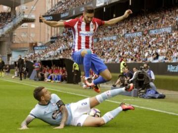 Yannick Carrasco salta sobre Hugo Mallo.