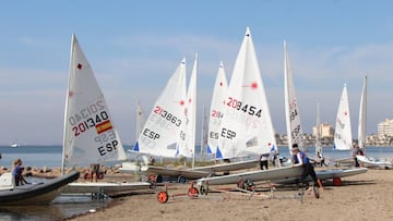 La flota de la clase L&aacute;ser Radial y entrena en aguas de La Manga del Mar Menor.