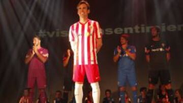 Corona posa con la nueva camiseta de la UD Almería.
