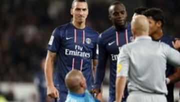 French referee Laurent Duhamel gives a red card to Paris Saint-Germain's Swedish forward Zlatan Ibrahimovic (L) during the French L1 football match Paris Saint-Germain (PSG) vs Saint-Etienne (ASSE) on November 3, 2012 at the Parc des Princes stadium in Paris. AFP PHOTO KENZO TRIBOUILLARD