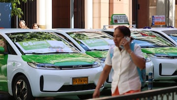 Santiago 5 de noviembre 2024.
Gobernacin realiza entrega de 20 vehculos del programa Mi Taxi Electrico, version para colectivos de la RM. La iniciativa permite el recambio de autos a combustion interna por tecnologia 100 por ciento electrica.
Dragomir Yankovic/Aton Chile