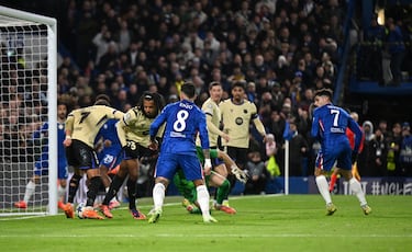 1-0. Centro raso de Marc Cucurella, FerranTorres y Jules Koundé se lían con el balón en el área pequeña y el defensa francés introduce el esférico en su propia portería.