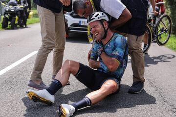 El ciclista nacido en la Isla de Man ha abandonado el Tour de Francia tras romperse la clavícula en una durísima caída durante la octava etapa. A 63 km de meta, y cuando iba a 44,9 km/h, el británico se fue al suelo y tuvo que abandonar.