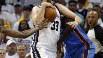 <b>VIGILADO. </b>Los Thunder intentan ahogar a Marc Gasol (8 puntos y 9 rebotes) y el juego interior 'grizzly'.