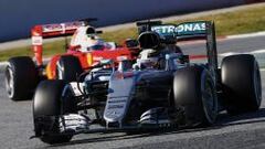 Lewis Hamilton, seguido del alemán de Sebastian Vettel, durante los test de Barcelona.