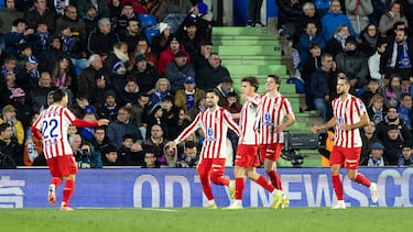 Los jugadores del Atlético celebran el tanto de Raspadori.