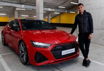 La plantilla del Real Madrid recibe sus nuevos coches