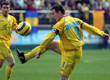 El defensa argentino fue clave en el Villarreal de la gran época, ese que jugó al Semifinal de Champions. Carismático y muy listo en el campo, como demuestra su capacidad de marcar goles vitales. Su gol al Inter en cuartos de final, es una muestra de ello. Con siete temporadas y 208 partidos, fue durante años uno de los jugadores con más partidos en el club. Listo tácticamente, con mucha llegada y calidad. No era un diez, pero siempre bien.