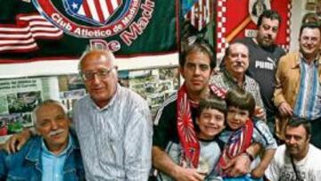 <b>EN EL CARMELO. </b>Juan Pozo, el presidente de la peña Pastrana, posa con una foto de Kiko. Arriba y al lado, varios socios de la peña.