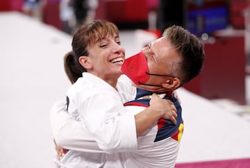 Sandra Sánchez celebra con su entrenador la victoria.
