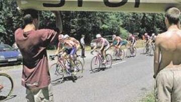 <b>EL PELOTÓN, MARCADO. </b>Dick Pound, presidente de la Agencia Mundial Antidopaje, ha señalado con el dedo al pelotón ciclista, marcado por su relación con el dopaje.