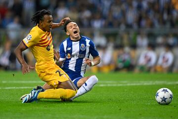 Jules Koundé evita un mano a mano de Pepê con Marc-André ter Stegen lanzándose en el último momento y despejar el balón.