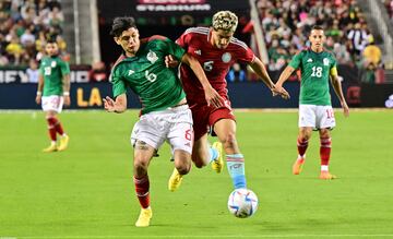 Steven Alzate enfrenta al defensor Gerardo Artega durante el amistoso internacional entre Colombia y México.