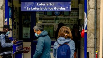 Varias personas hacen cola en las inmediaciones de la administración de lotería Sol donde venden boletos para el Sorteo Extraordinario de la Lotería de Navidad 2020, en Madrid (España), a 4 de noviembre de 2020.