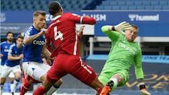 De Boer said 'bad words' after Van Dijk incident but is relaxed over Van de Beek