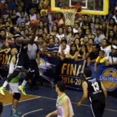 Colo Colo cumplió de local y alargó la final de la Liga