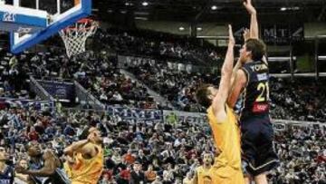 <b>APOYO Y RESPALDO. </b>Young lanza un gancho ante una afición que volvió a responder.