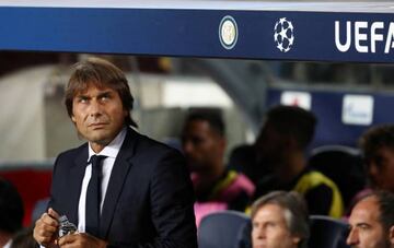 Soccer Football - Champions League - Group F - FC Barcelona v Inter Milan - Camp Nou, Barcelona, Spain - October 2, 2019 Inter Milan coach Antonio Conte looks on REUTERS/Sergio Perez