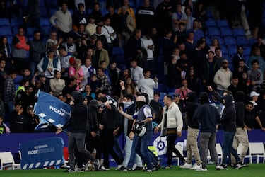 Invasión de campo de los seguidores del Espanyol cuando los jugadores del Barcelona celebraban el campeonato liguero.